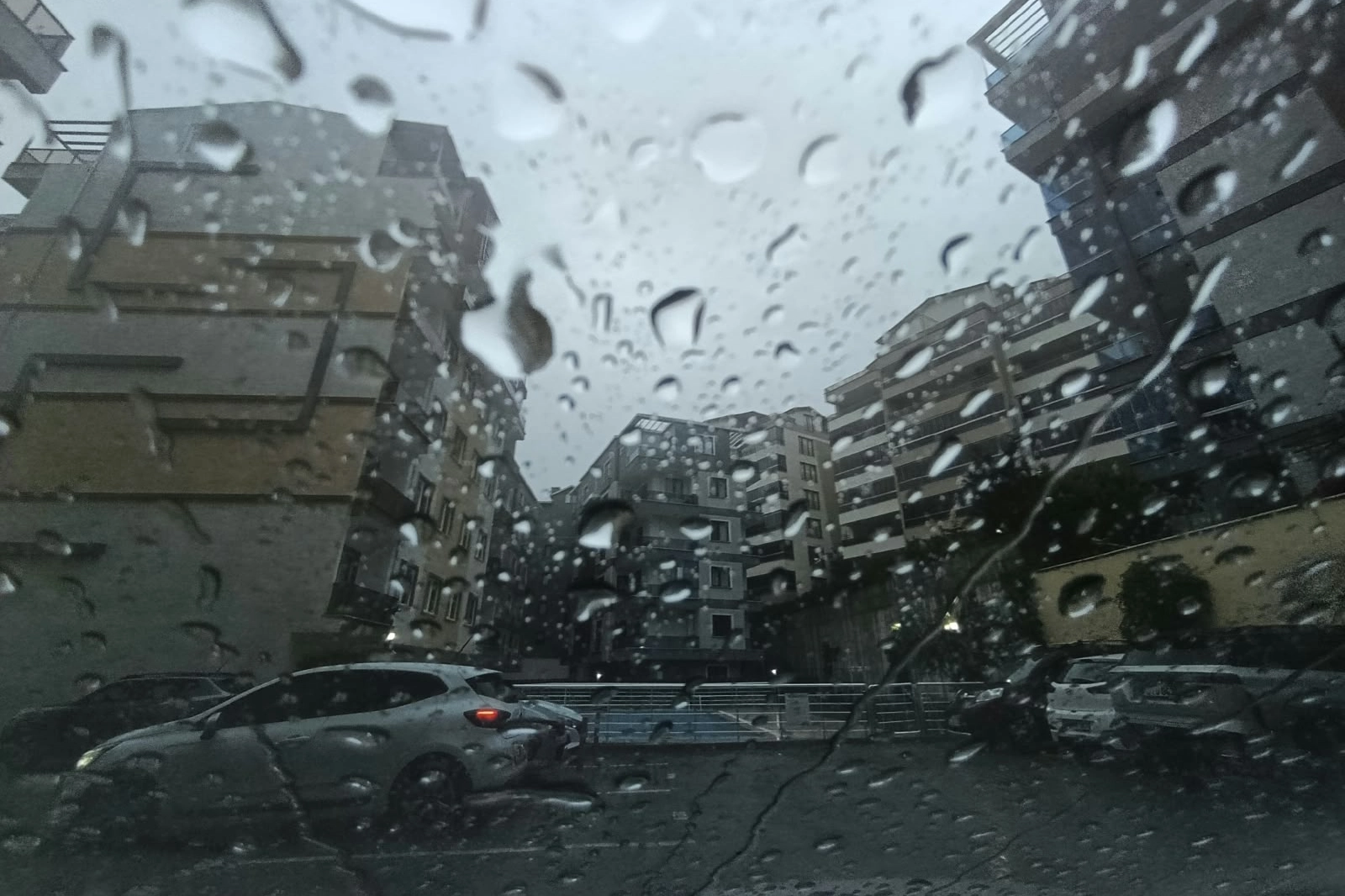 Hava sıcaklıkları d&uuml;ş&uuml;yor! &Ccedil;ok sayıda b&ouml;lgede kuvvetli yağış bekleniyor