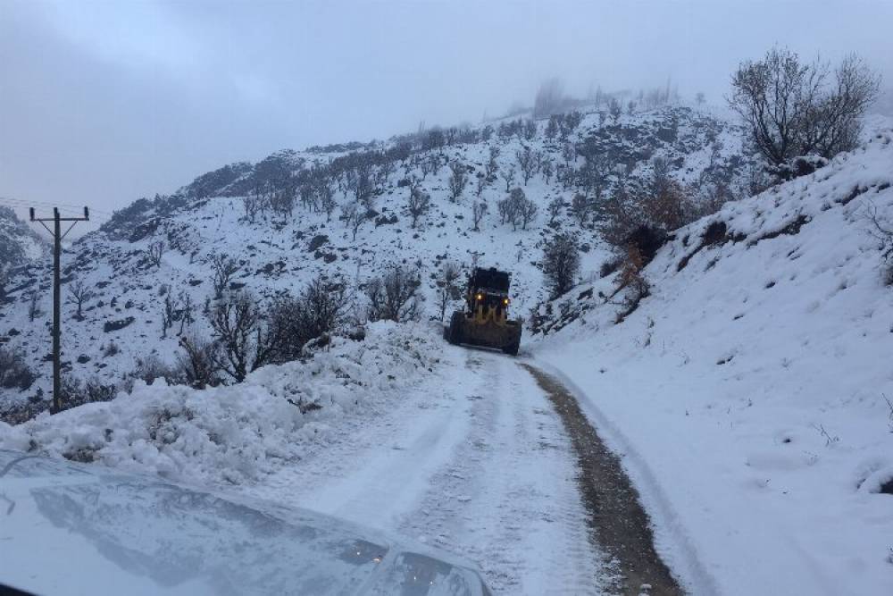 Batman Sason'da kardan kapanan köy yolları açılıyor