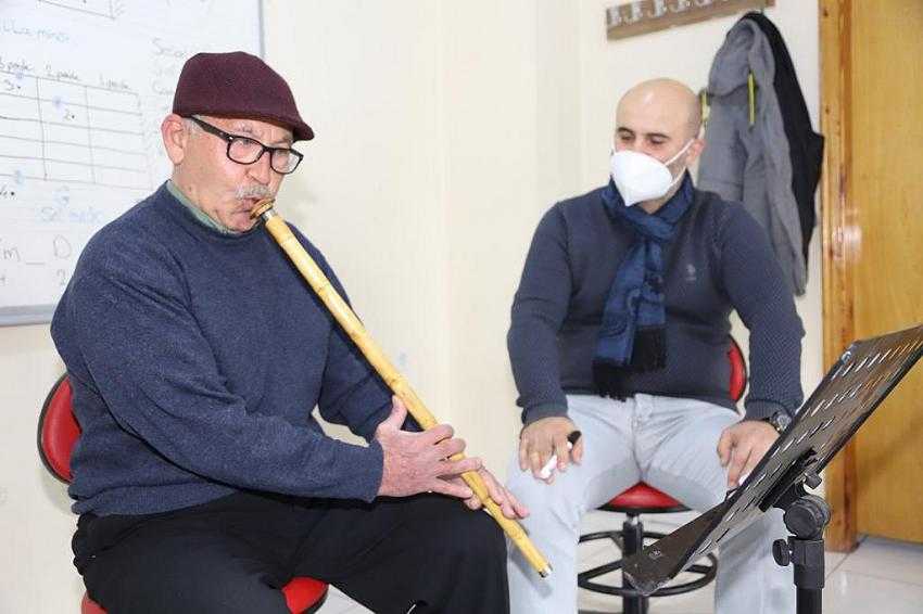 70 Yaşında M&uuml;ziğe Merak Saldı, Ormek İle Bir&ccedil;ok Estr&uuml;man &Ouml;ğrendi 