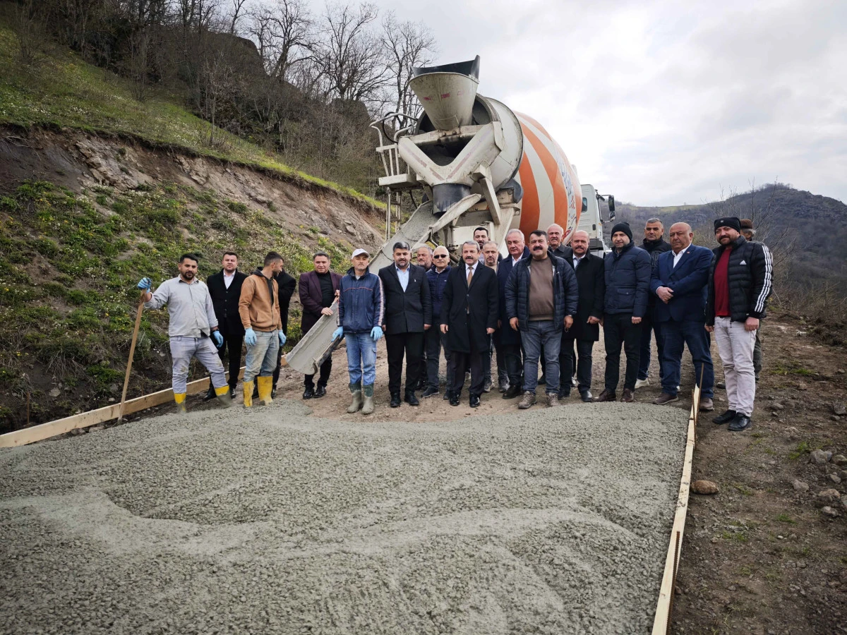 Akkuş&rsquo;ta 7 Mahallenin Kullandığı Yol Betonla Buluşuyor