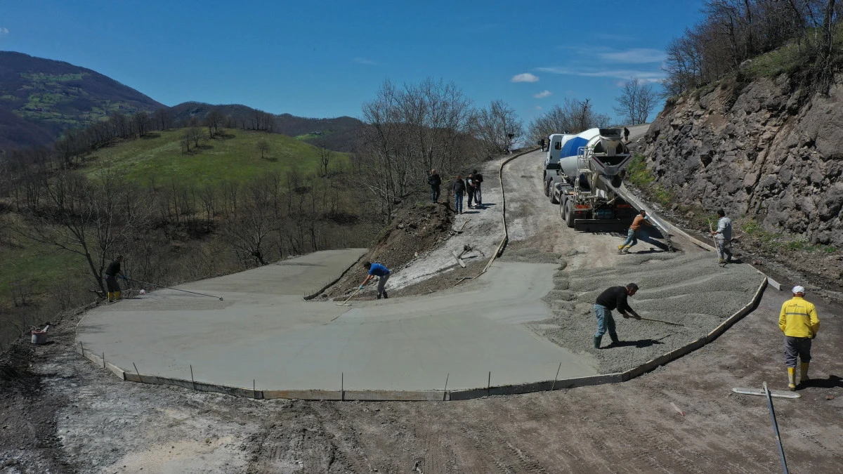 AKKUŞ&rsquo;TA 7 MAHALLEYE HİTAP EDEN YOL KONFORA KAVUŞTU