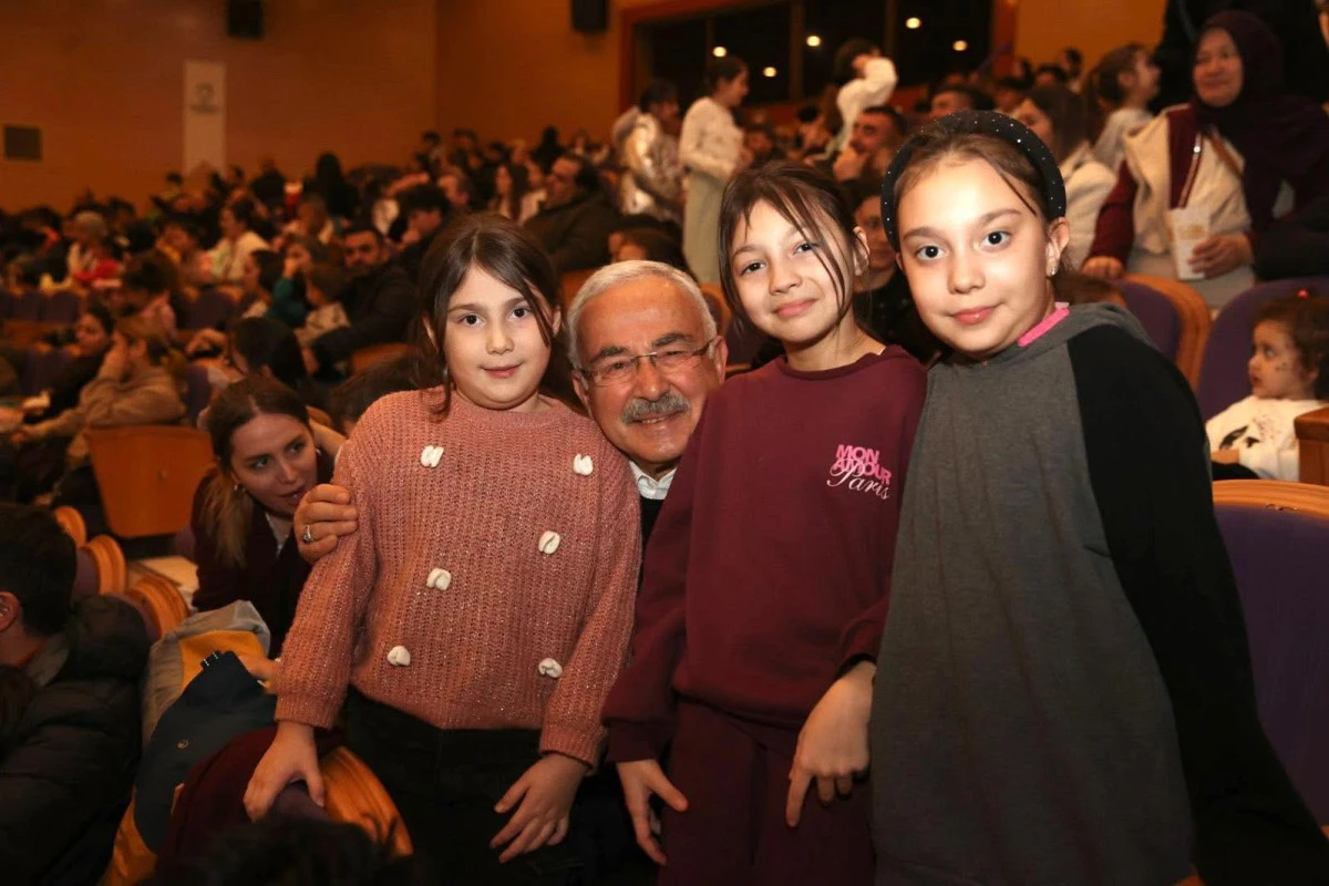 BAŞKAN G&Uuml;LER &Ccedil;OCUKLARIN COŞKUSUNA ORTAK OLDU