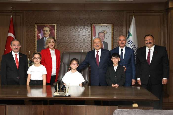 BAŞKAN GÜLER, MAKAM KOLTUĞUNU ÇOCUKLARA DEVRETTİ