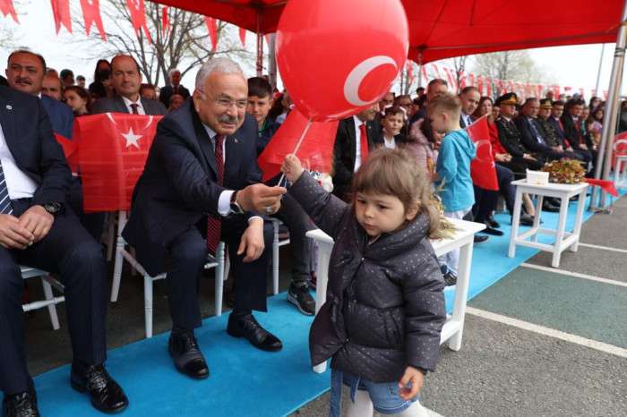 BAŞKAN GÜLER, MAKAM KOLTUĞUNU ÇOCUKLARA DEVRETTİ