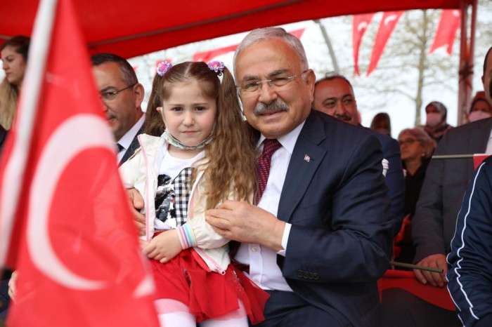 BAŞKAN GÜLER, MAKAM KOLTUĞUNU ÇOCUKLARA DEVRETTİ