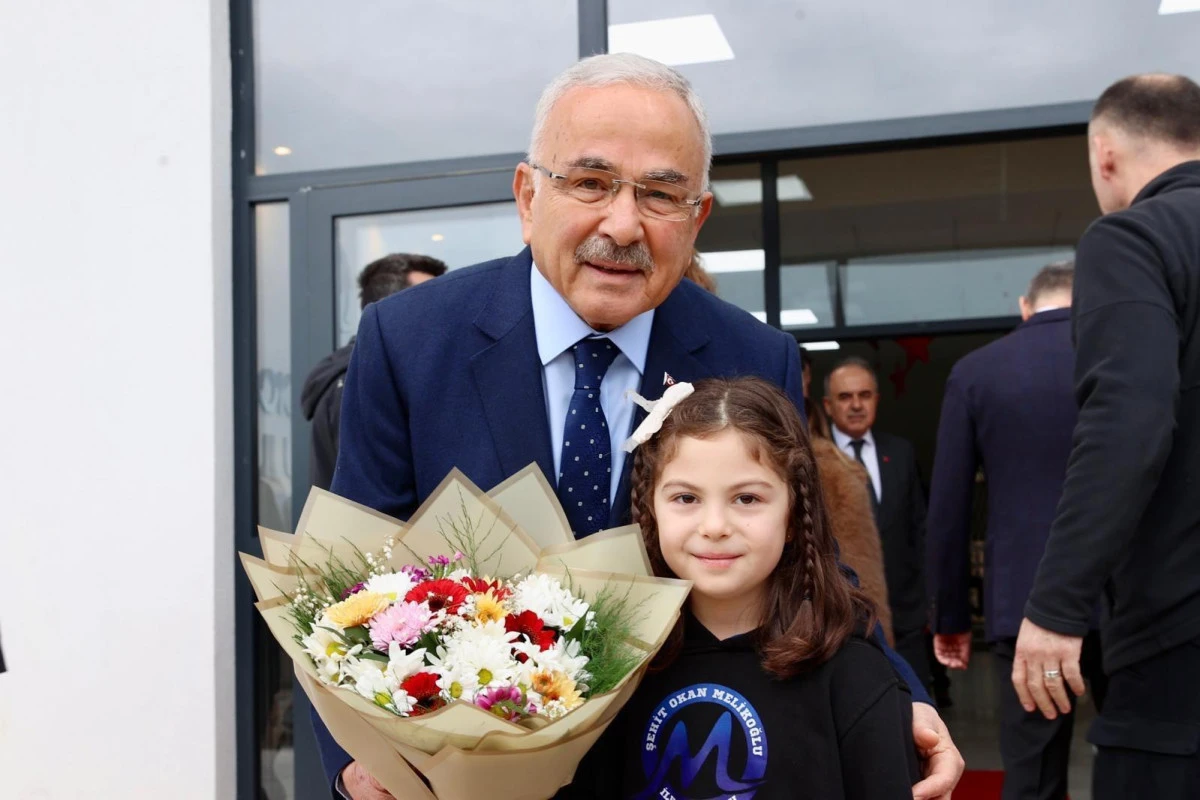 BAŞKAN G&Uuml;LER &Ouml;ĞRENCİLERİN KARNE SEVİNCİNE ORTAK OLDU