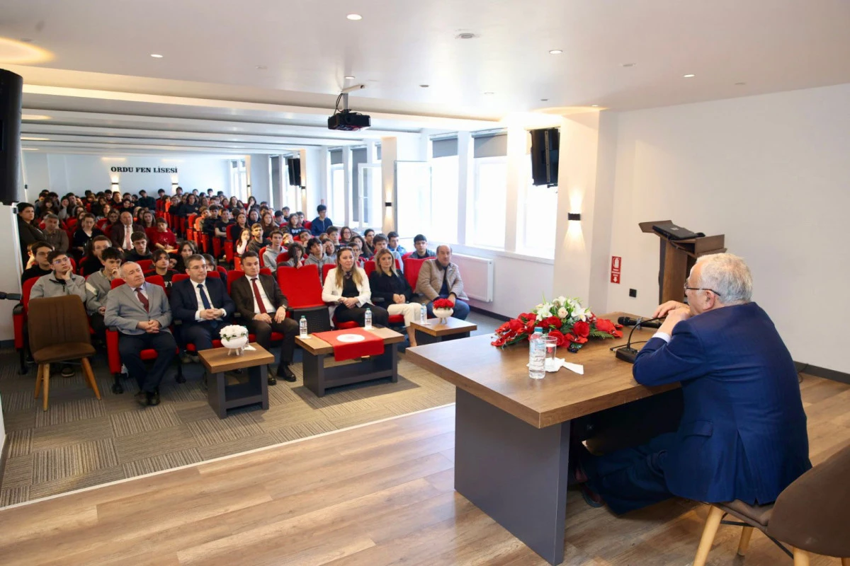 BAŞKAN G&Uuml;LER TECR&Uuml;BELERİNİ &Ouml;ĞRENCİLERLE PAYLAŞTI 