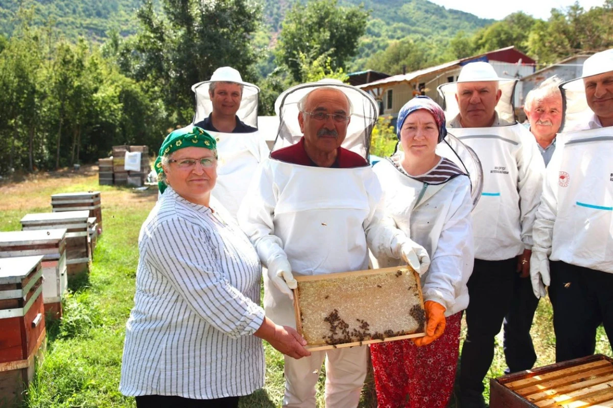 BAŞKAN G&Uuml;LER&rsquo;DEN ARICILARA VARROA İLACI DESTEĞİ M&Uuml;JDESİ
