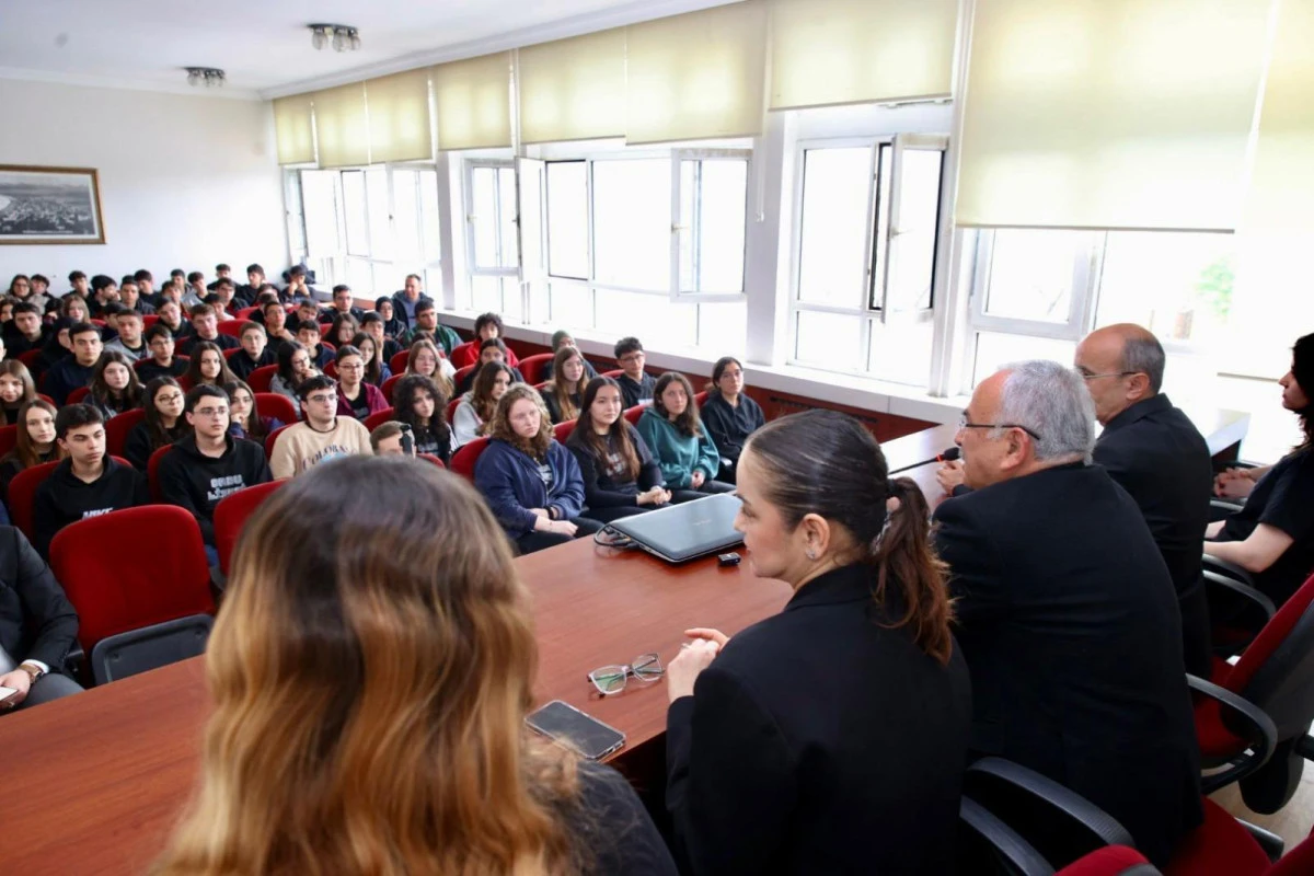 BAŞKAN G&Uuml;LER&rsquo;DEN GEN&Ccedil;LERE ALTIN DEĞERİNDE TAVSİYELER 