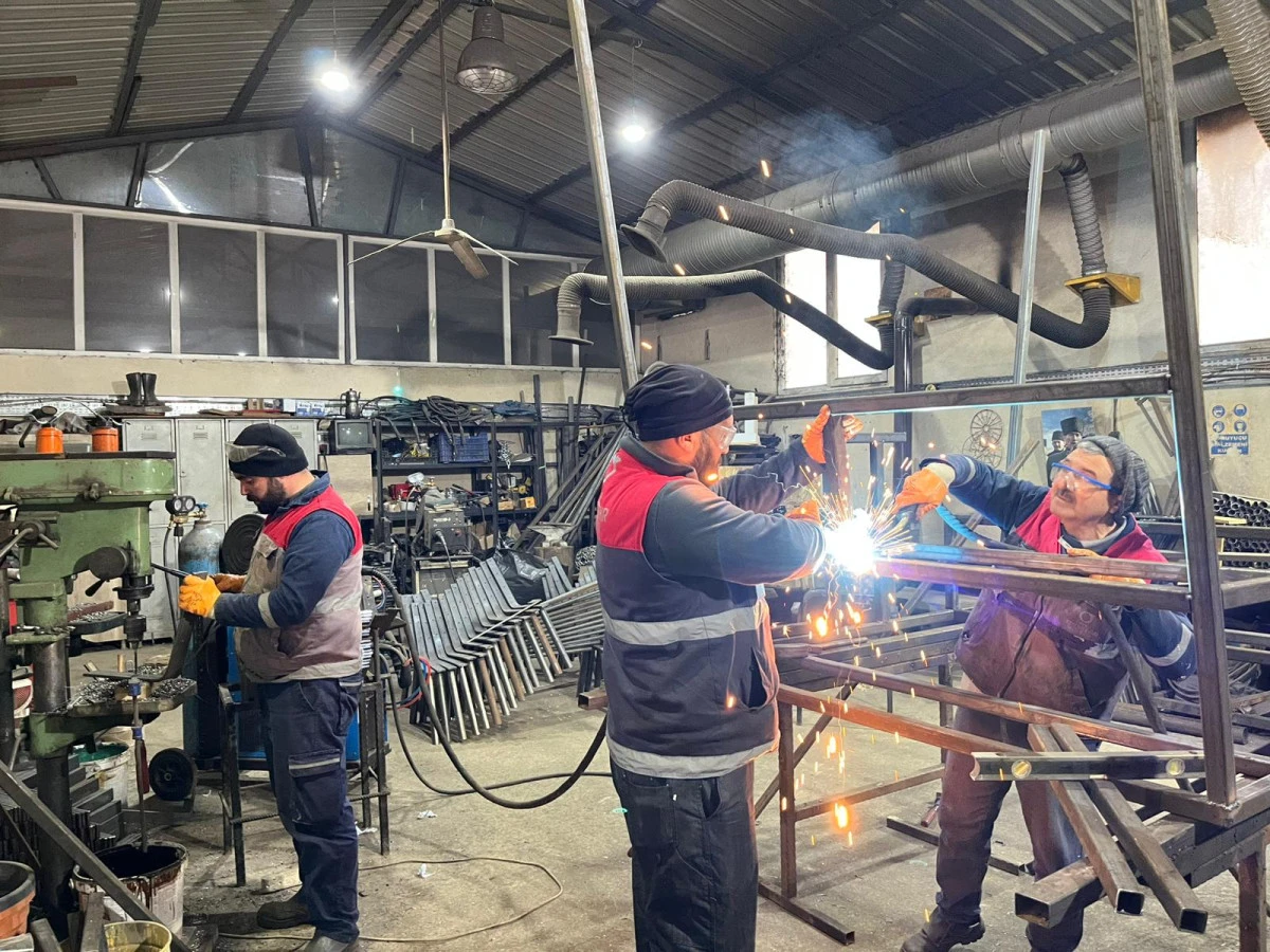 B&Uuml;Y&Uuml;KŞEHİR, PARK VE BAH&Ccedil;E MOBİLYALARINI KENDİ &Uuml;RETİYOR, ORDU G&Uuml;ZELLEŞİYOR 