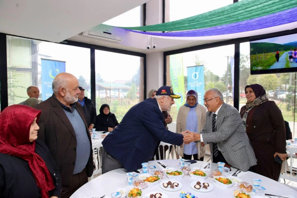 B&Uuml;Y&Uuml;KŞEHİR, YAŞLILAR G&Uuml;N&Uuml;&rsquo;NDE B&Uuml;Y&Uuml;KLERİNİN YANINDA