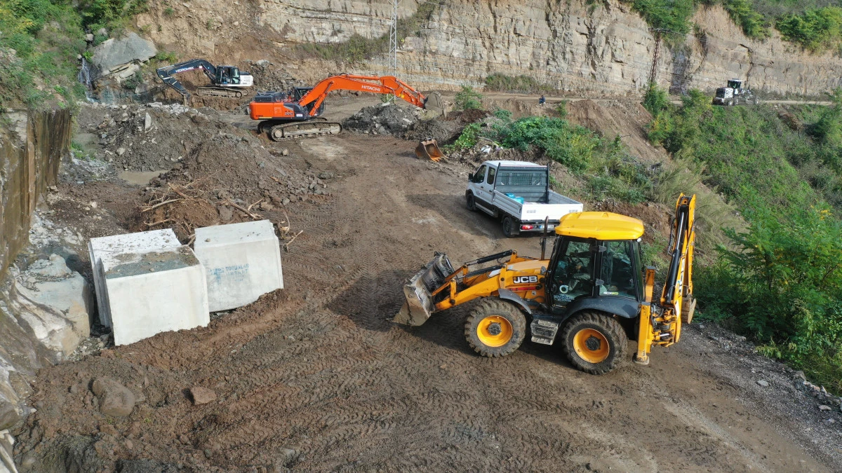 BÜYÜKŞEHİRDEN PERŞEMBE KIRLI MAHALLESİ’NE DEV BAKS ÇALIŞMASI