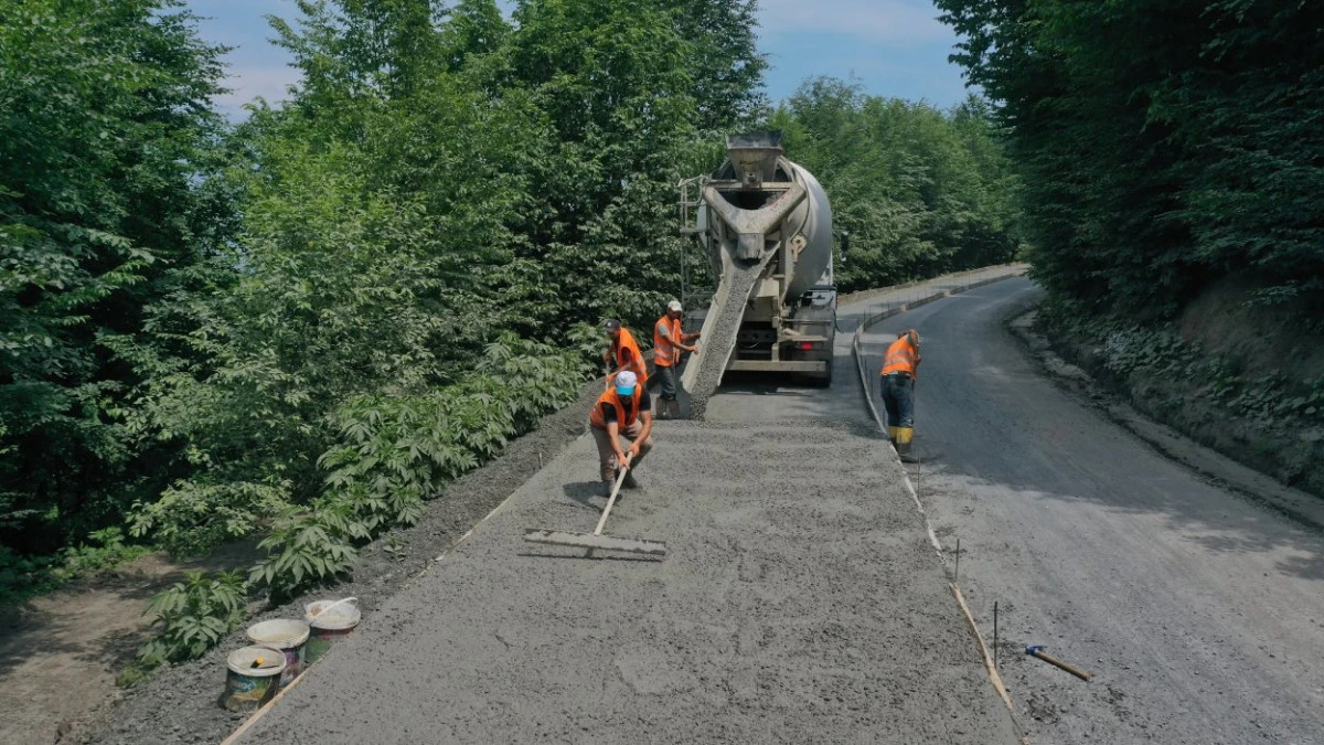 B&Uuml;Y&Uuml;KŞEHİRDEN &Uuml;&Ccedil; İL&Ccedil;EYİ BAĞLAYAN YOLDA BETON HAMLESİ