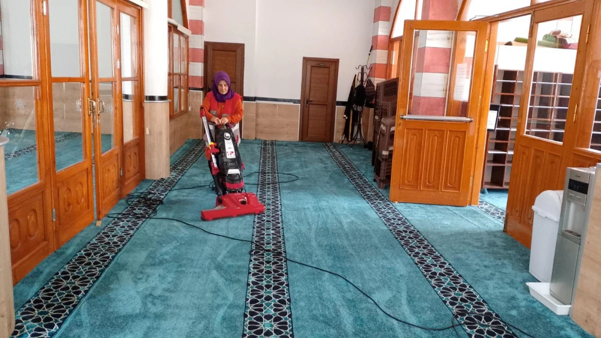 CAMİLERDE TEMİZLİK SEFERBERLİĞİ