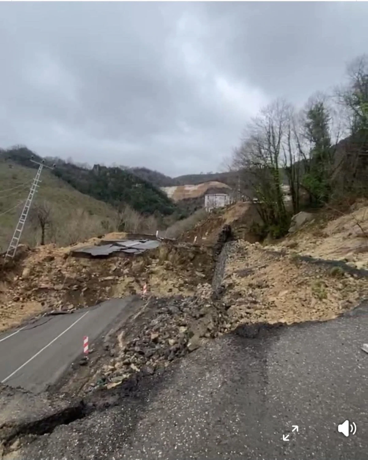 Fatih Titiz'den heyelan tepkisi:   İki Ay &Ouml;nce Hatıra Fotoğrafı &Ccedil;ektirdikleri Yol  D&uuml;n &Ccedil;&ouml;kt&uuml;!