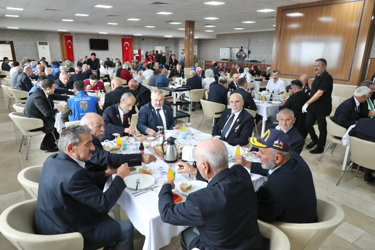 Gazilerimiz Onuruna Yemek Programı D&uuml;zenlendi 