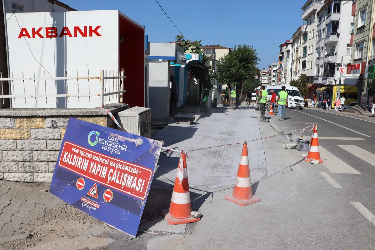 İBNİ-İ SİNA CADDESİ TEPEDEN TIRNAĞA YENİLENİYOR