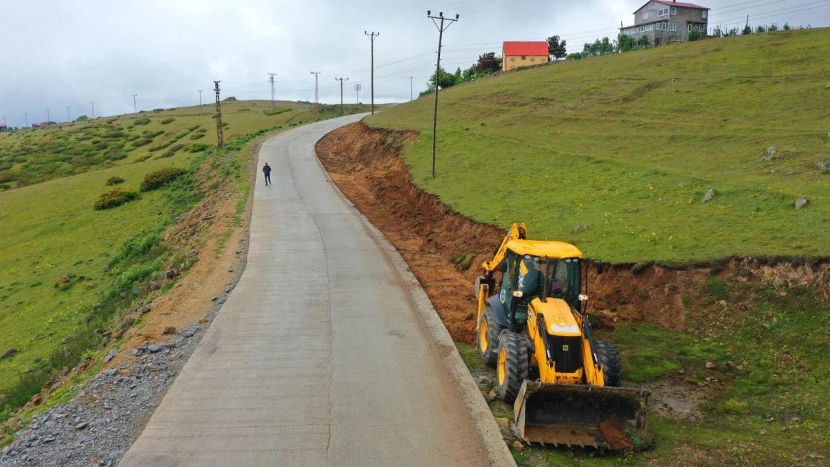 KARADENİZ YAYLARINI BİRBİRİNE BAĞLAYAN ‘YEŞİL YOL’DA ÇALIŞMALAR TAM GAZ