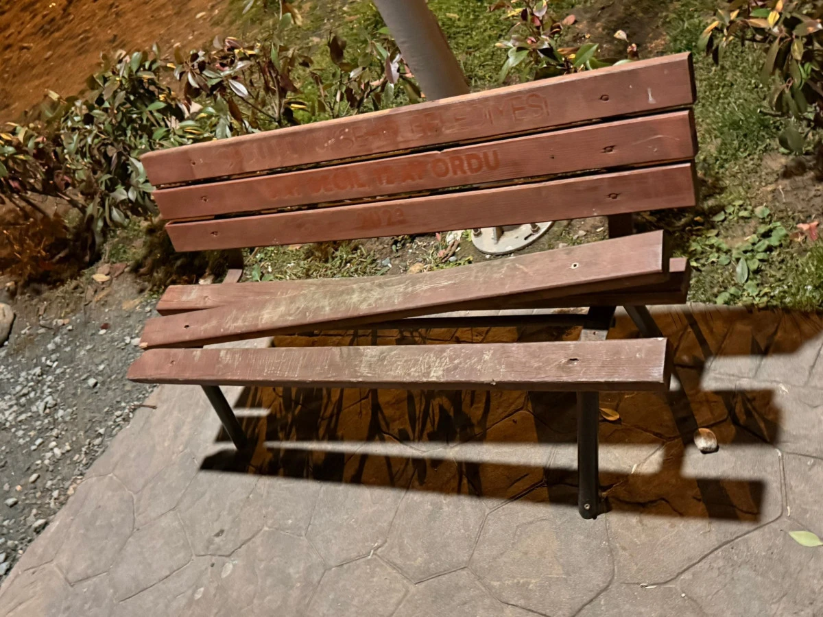 KENT MOBİLYALARINA VERİLEN ZARARLAR PES DEDİRTİYOR