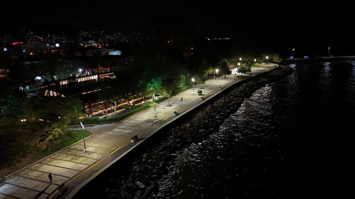 MODERN AYDINLATMALARLA PARK IŞIL IŞIL OLDU