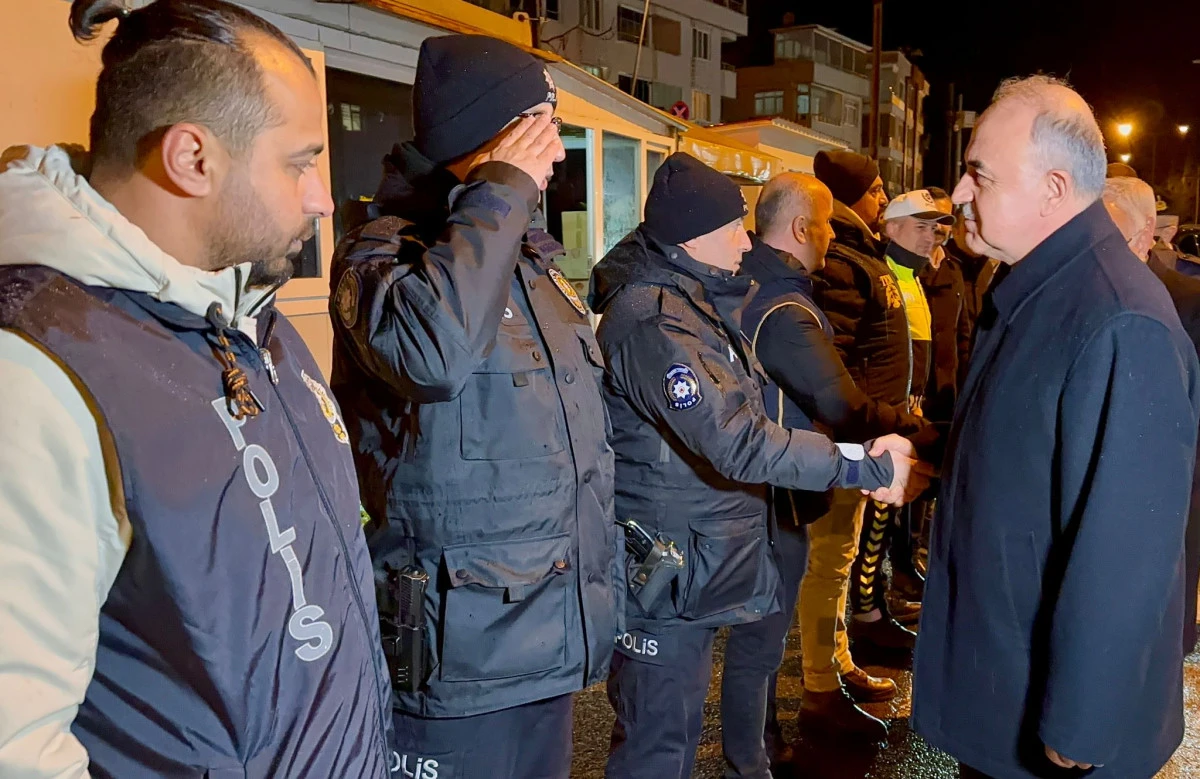 Protokol Mensupları Yılbaşı Gecesi &Ccedil;alışan Kamu G&ouml;revlilerini Ziyaret Etti