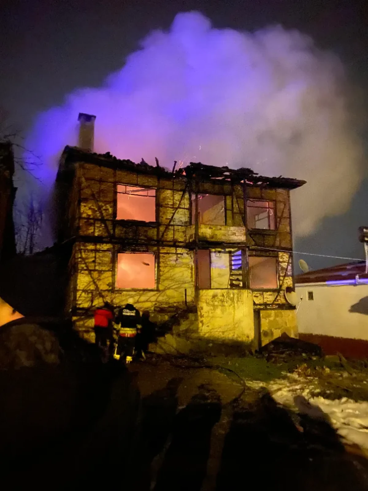 &Uuml;nye&rsquo;de 2 ayrı mahallede meydana gelen yangınlarda 2 ev kullanılmaz hale gelirken 3 kişi de yaralandı.