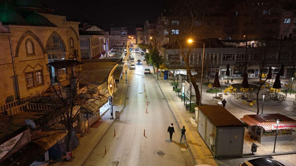 ÜNYE’DE CADDE VE PARKLAR MODERN AYDINLATMALARLA DONATILDI 