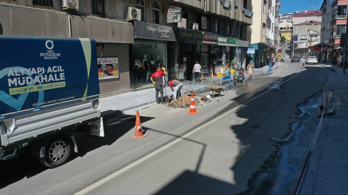 ÜNYE’NİN EN İŞLEK CADDESİNDE KALDIRIMLAR YENİLENİYOR