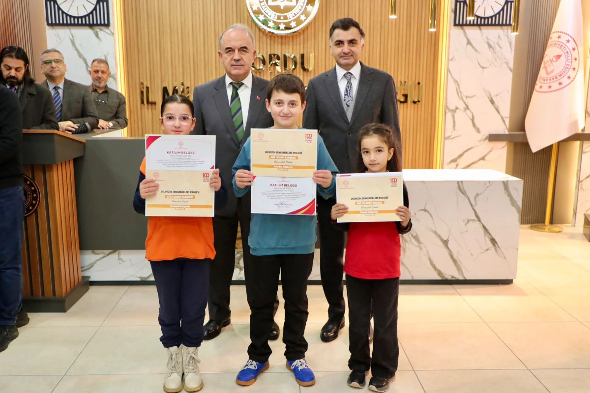 Vali Erol, Afiş Tasarım Yarışmasının &Ouml;d&uuml;l T&ouml;renine Katıldı