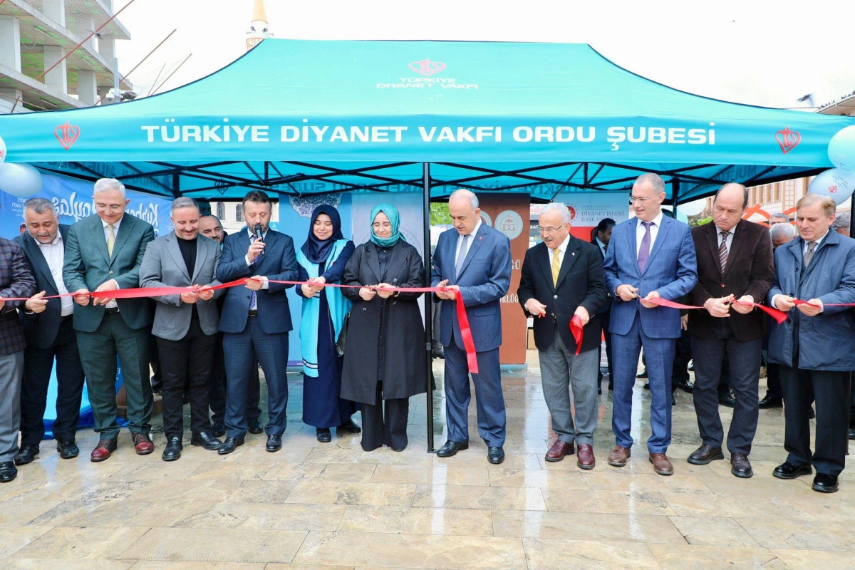 Vali Erol, Hayır &Ccedil;arşısı&rsquo;nın A&ccedil;ılış Programına Katıldı