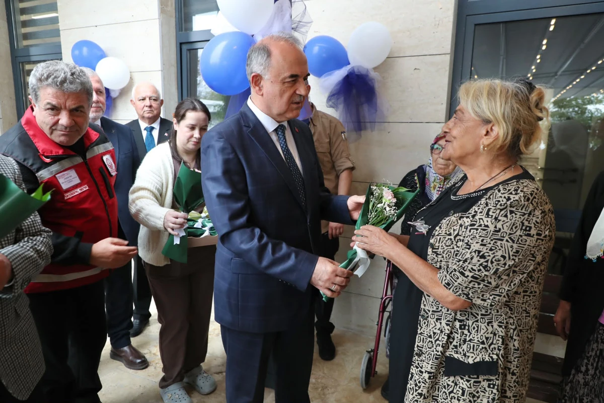 Vali Erol, Huzurevi Sakinlerini Ziyaret Etti
