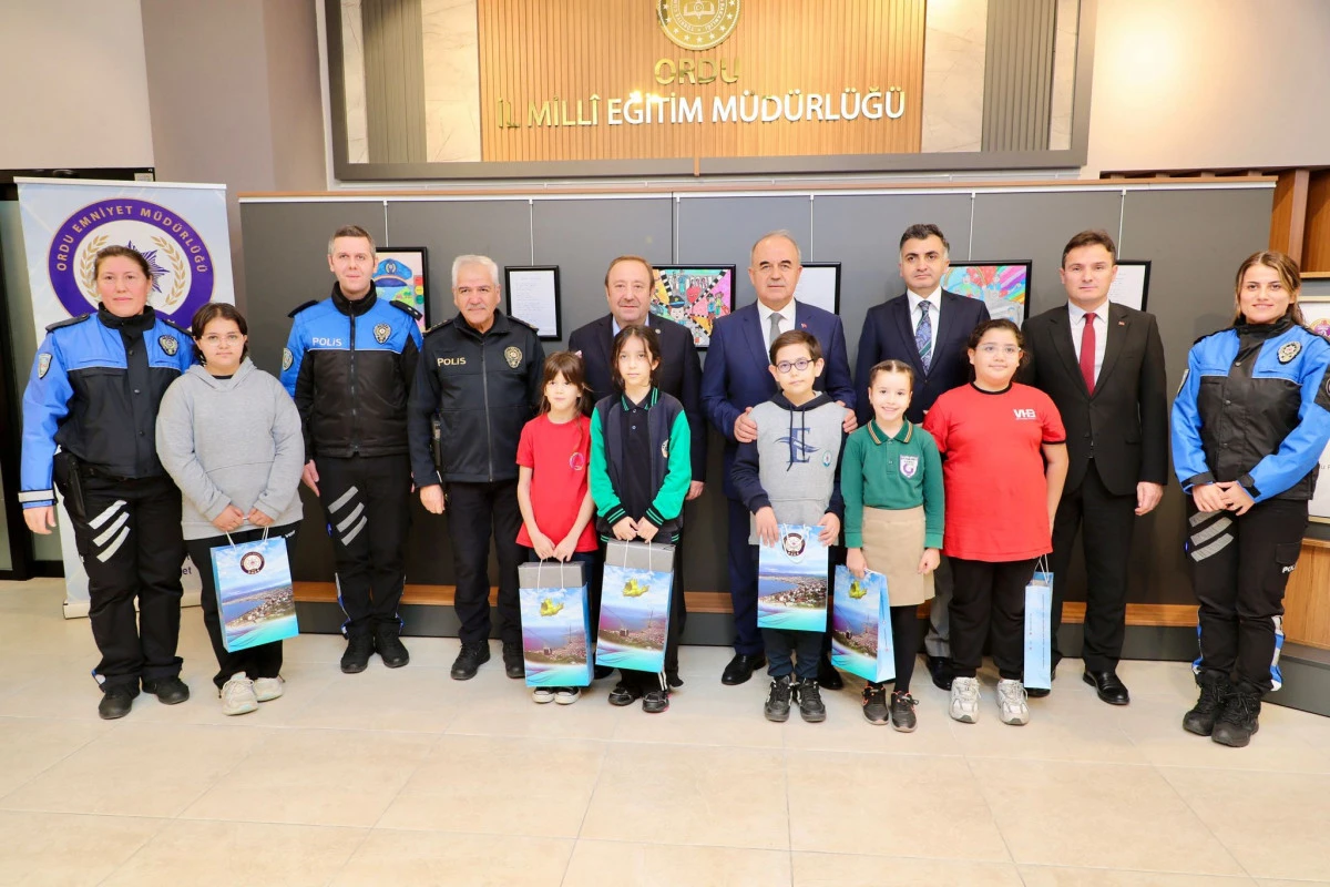 Vali Erol, “ Huzurlu Şehrin Bilgili Gençleri” Projesi Kapsamında Düzenlenen Ödül Törenine Katıldı