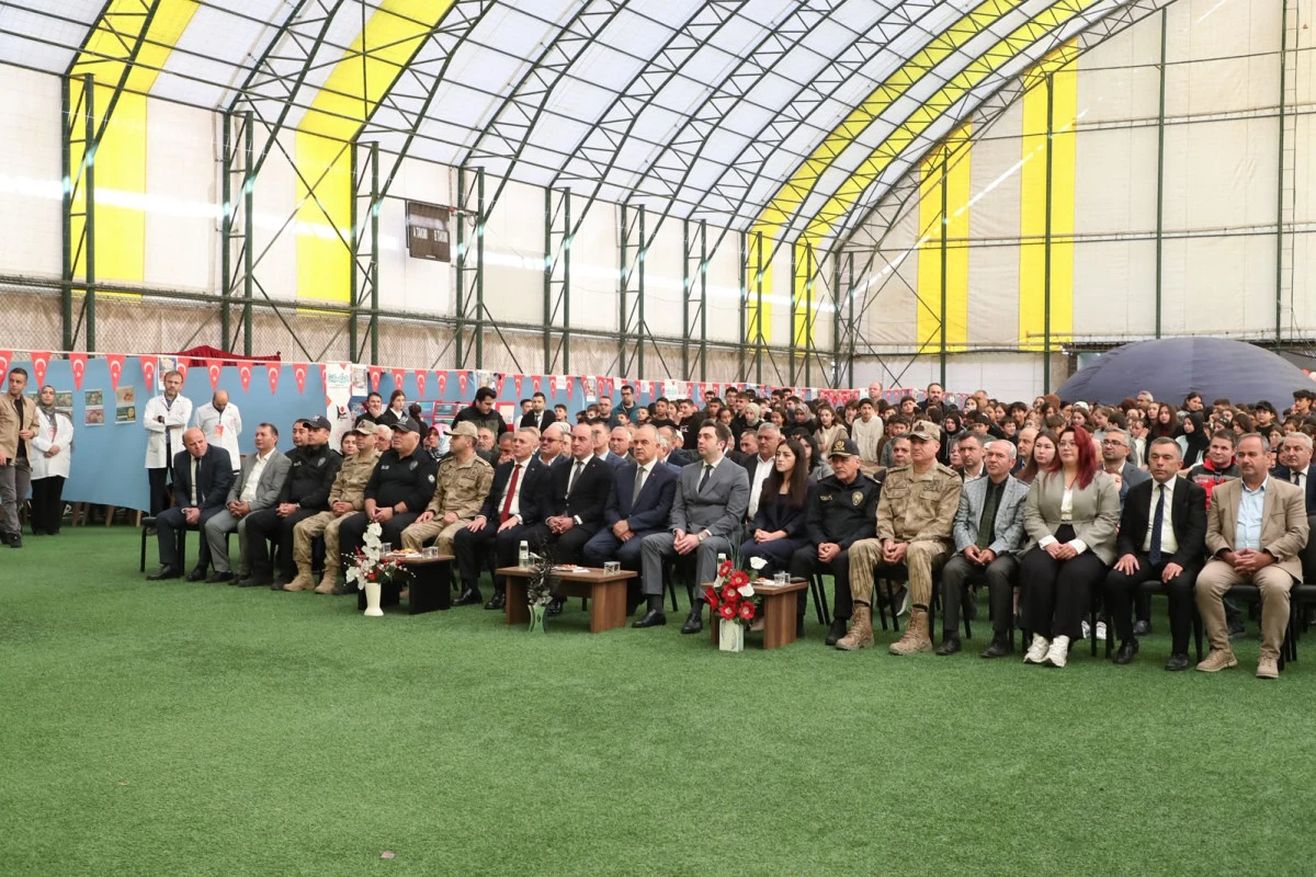 Vali Erol, Kabataş İl&ccedil;emizde D&uuml;zenlenen Bilim Şenliğine Katıldı