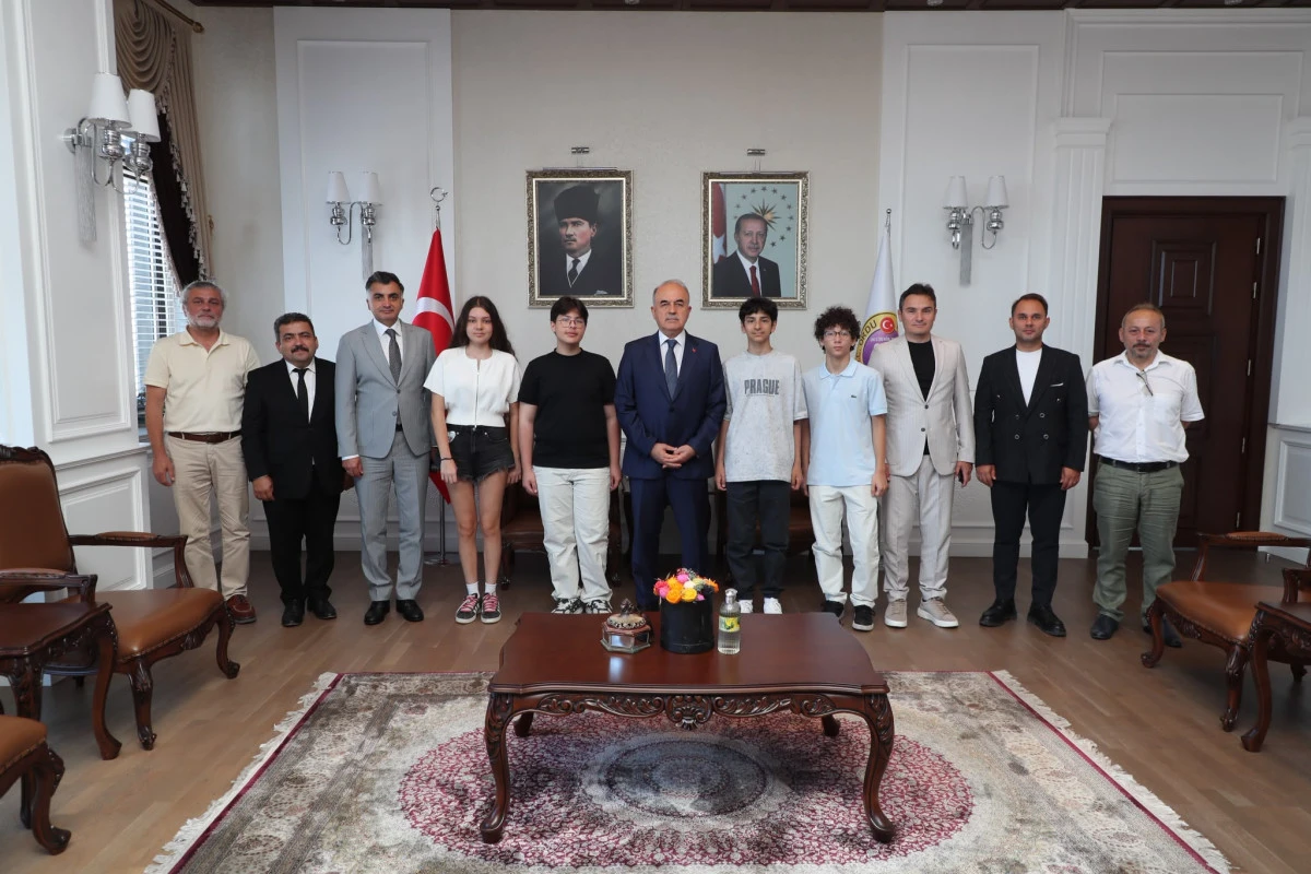 Vali Erol, LGS&rsquo;de Tam Puan Alan &Ouml;ğrencileri Tebrik Etti