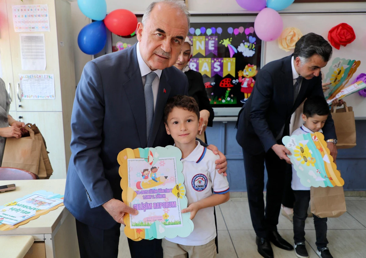 Vali Erol, Öğrencilerin Karne Heyecanını Paylaştı