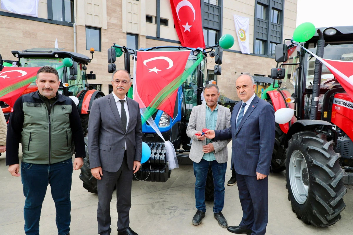 Vali Erol, ORK&Ouml;Y Projesi Kapsamında Trakt&ouml;r Dağıtım Programına Katıldı