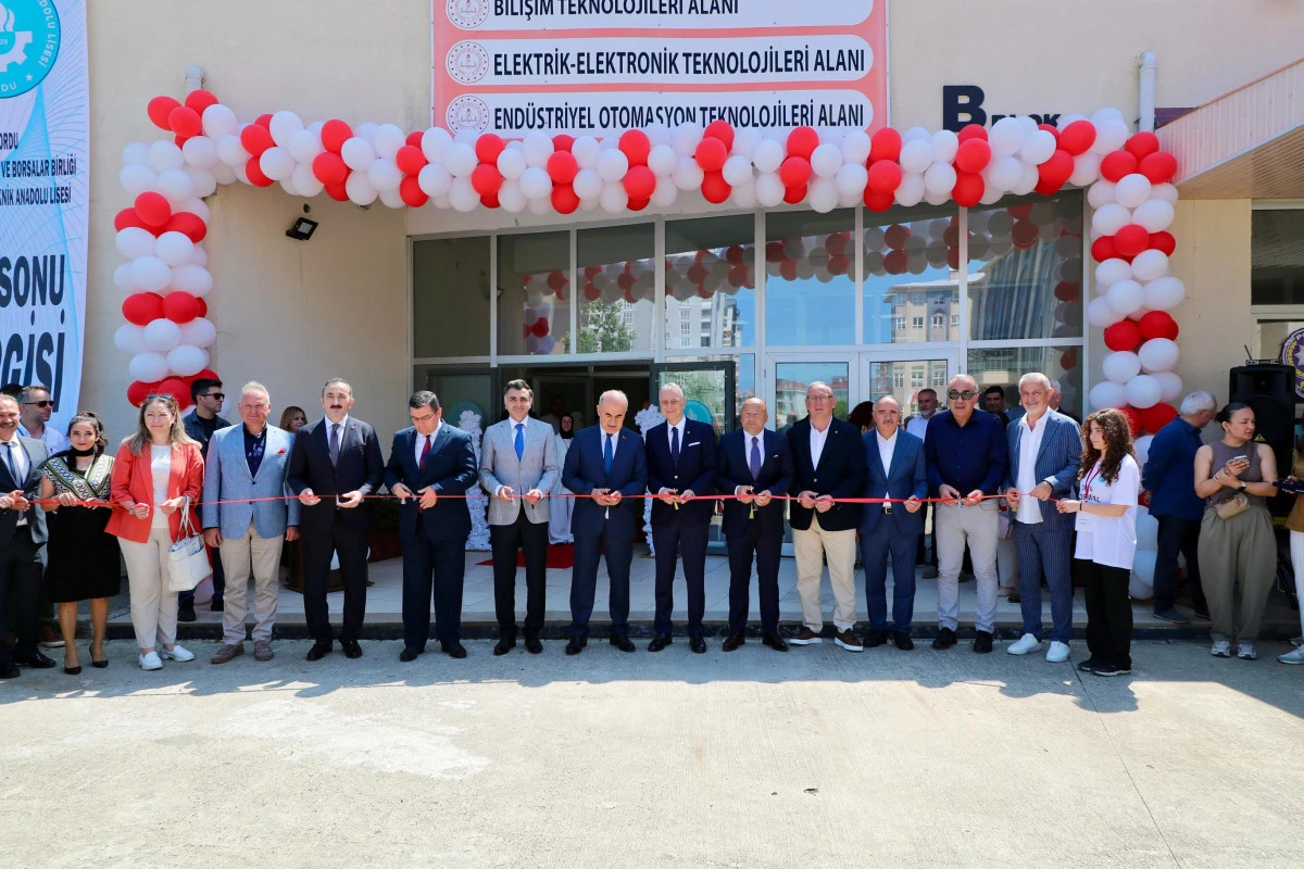 Vali Erol, TOBB Mesleki ve Teknik Anadolu Lisesinin Yıl Sonu Sergisine Katıldı