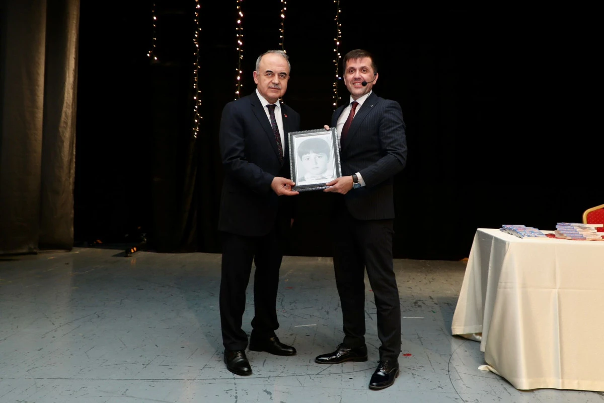 Vali Erol, TRT Muhabiri Selim G&uuml;rcan Becioğlu&rsquo;nun İmza ve S&ouml;yleşi Programına Katıldı