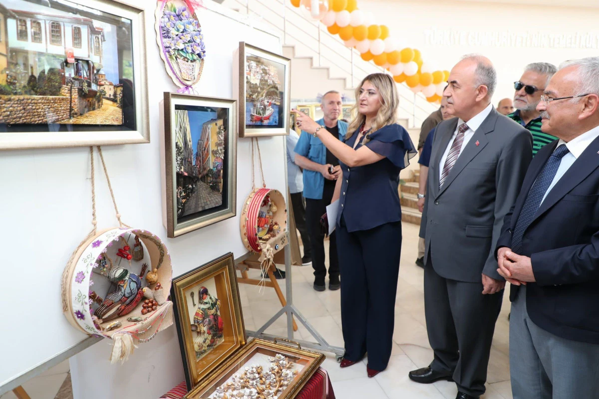 Vali Erol, Unutulmaya Yüz Tutmuş Geleneksel El Sanatları Sergisi Açılışına Katıldı